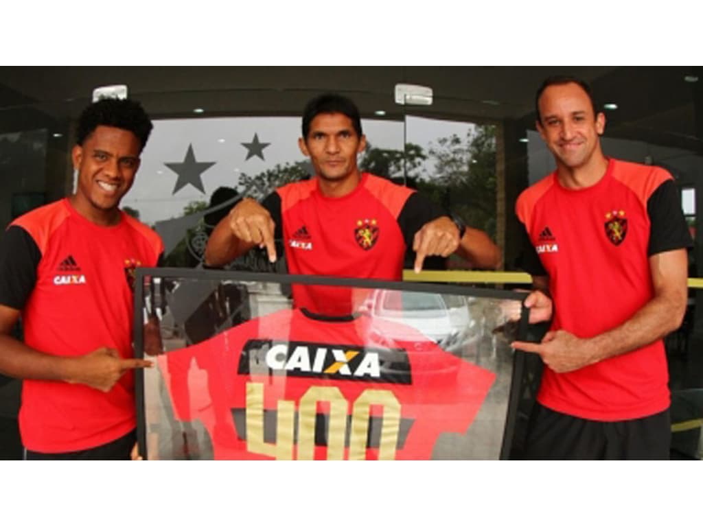 Durval recebe camisa comemorativa por 400 jogos no Sport - ESPN