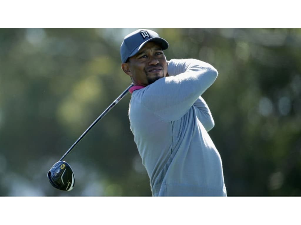 Astro do golfe, Tiger Woods sofre grave acidente de carro e é internado ·  Notícias da TV