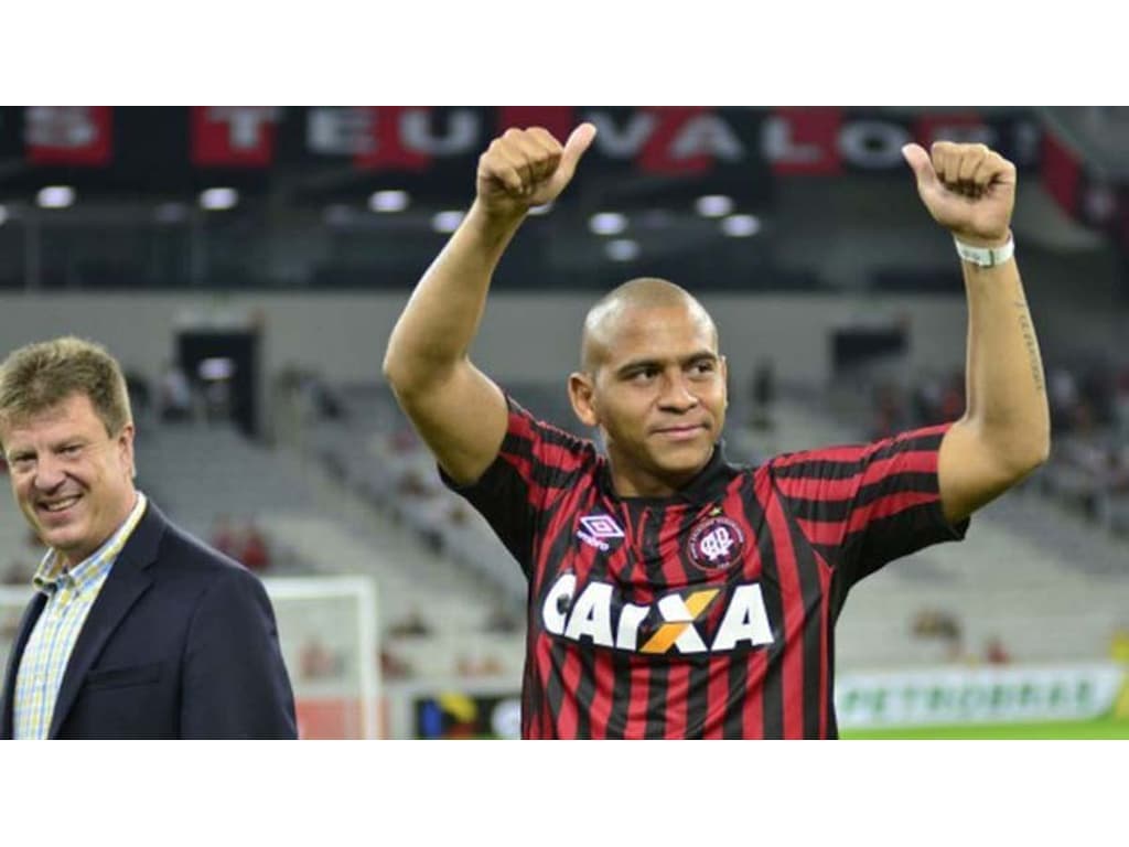 Agora é no campo: Walter revê Atlético-PR pela primeira vez jogando na  Arena, atlético-pr