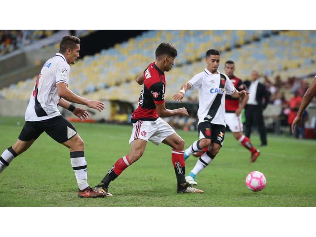 Em jogo acirrado, Flamengo e Vasco ficam no zero no Maracanã