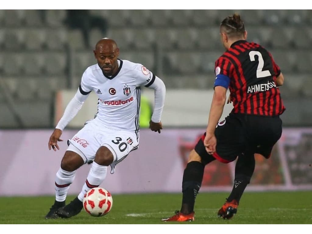 Pé quente! Love estreia como titular em dia de vaga na Copa da