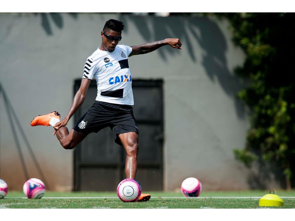 De óculos, Bruno Henrique vai a campo em treino do Santos após grave lesão  no olho, santos