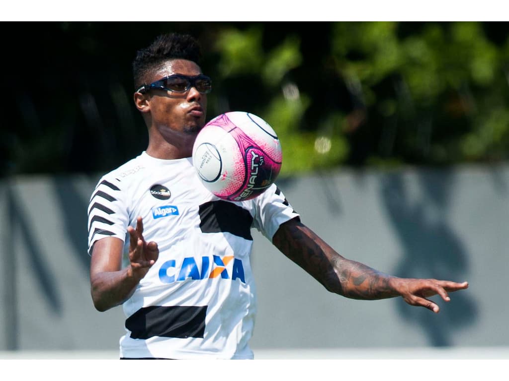 De óculos, Bruno Henrique vai a campo em treino do Santos após grave lesão  no olho, santos