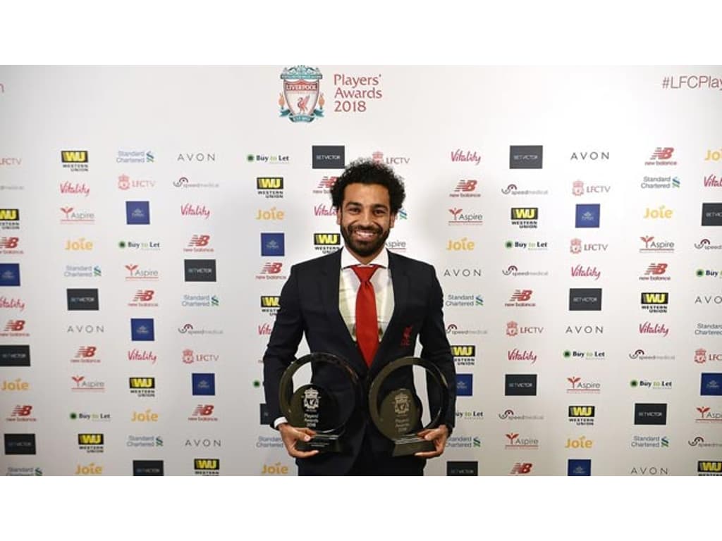 Salah recebe prêmio de melhor jogador da Inglaterra neste ano
