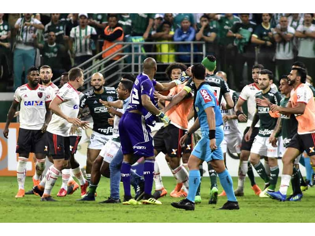 Flamengo marca no fim, frustra Palmeiras e leva a melhor em briga