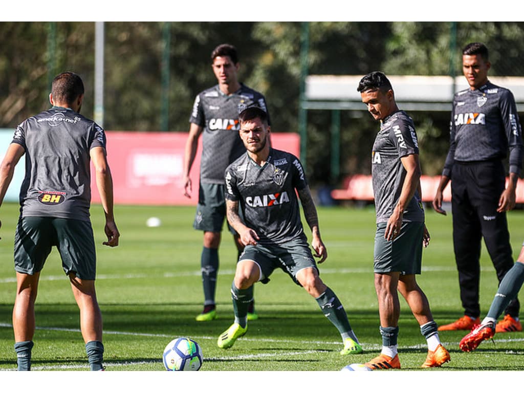 Sampaoli é quem vai decidir se o Galo ficará ou não com o meia Cazares -  Lance!