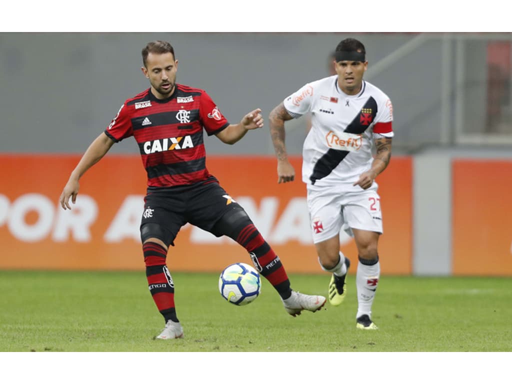Flamengo chega na madrugada a Brasília para clássico contra o Santos
