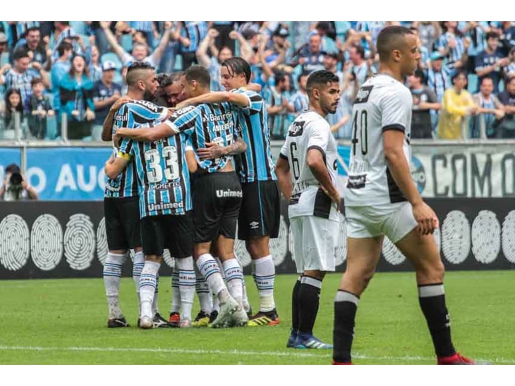 Grêmio vence São Paulo de virada e entra no G4 do Brasileirão