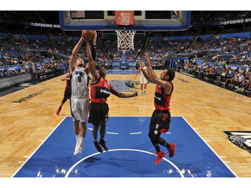 Dunk Basquete Esporte Atleta Homem Negro Forte Uma Quadra Basquete