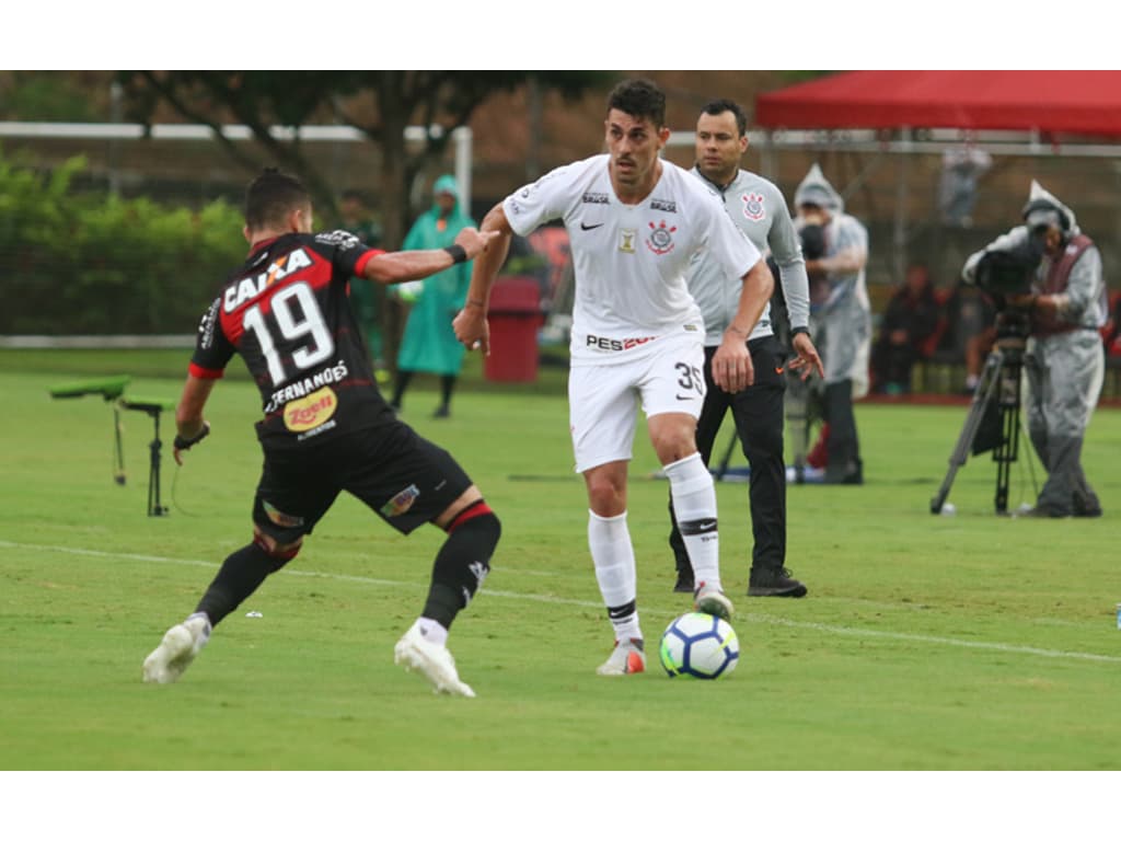 Corinthians e Grêmio empatam em jogo eletrizante de oito gols