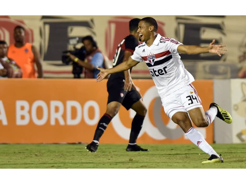 São Paulo vence o Grêmio, encerra jejum e segue na briga pelo título