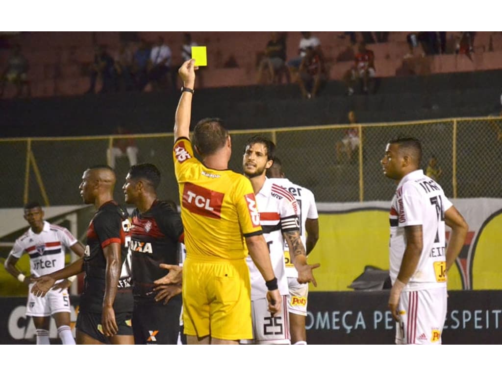 São Paulo vence o Grêmio, encerra jejum e segue na briga pelo título