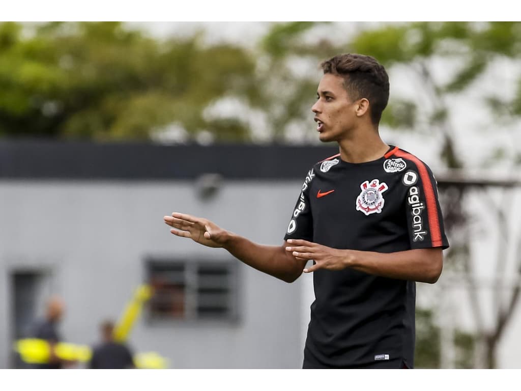 Wolverhampton faz contato por Pedrinho, que interessa a Corinthians e São  Paulo