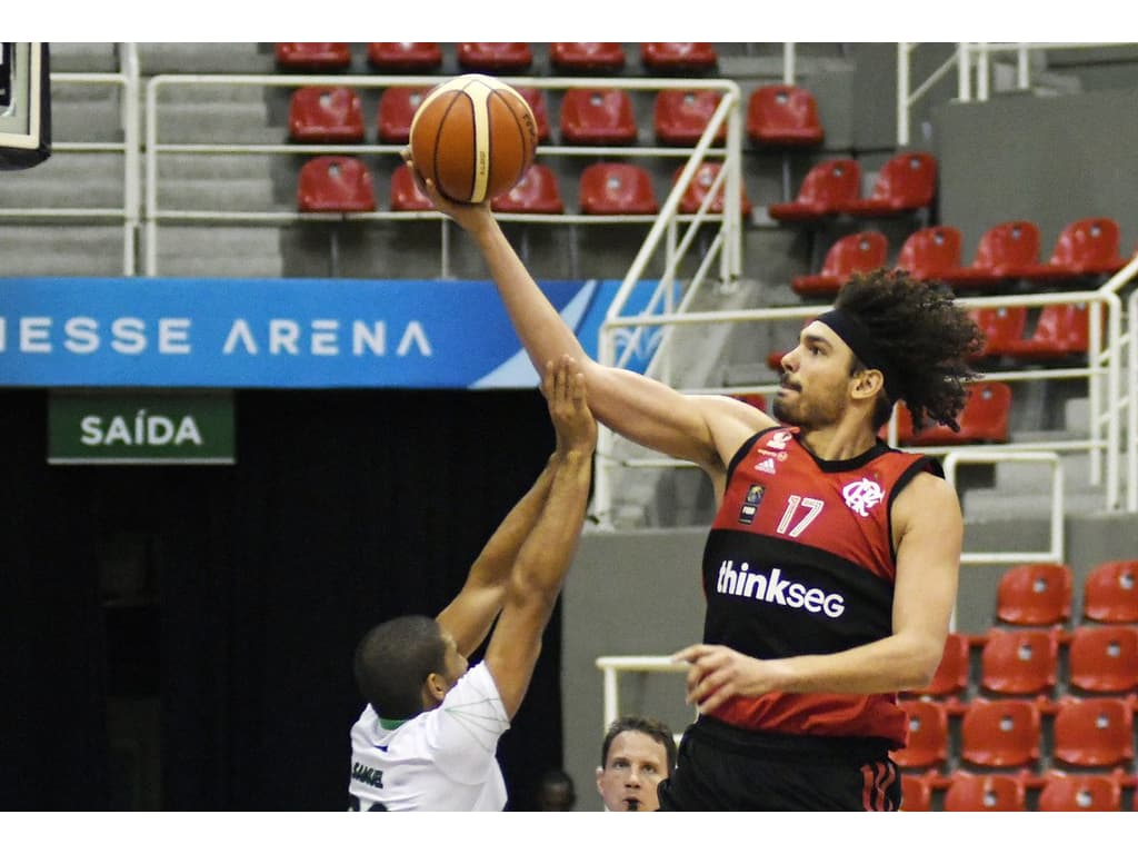 Atletas do basquete do Flamengo abandonam Jogo das Estrelas após incêndio  em CT