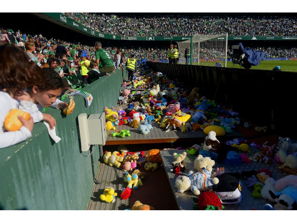 Torcedores holandeses fazem chover bichinhos de pelúcia para crianças  doentes durante jogo de futebol