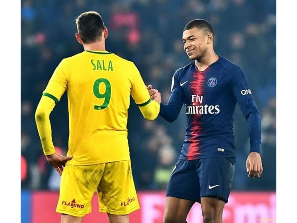 VS Jogadores - Você sabia❓Que o ex atacante Emiliano Sala, jogou no Caen da  França 🇫🇷 na temporada 2014/2015 🎂 Idade: —- 📏 Altura: 1,87 cm. 📸  Instagram: @emilianosala9 ❤️ Time de