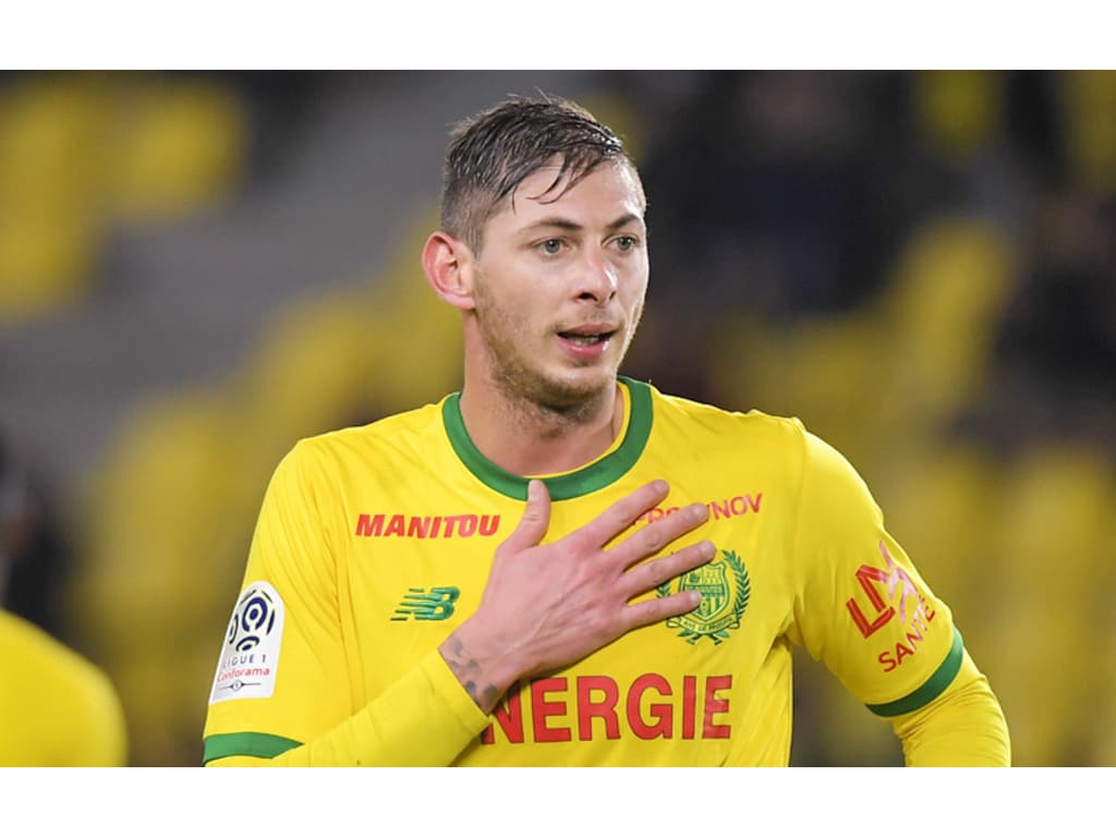 Torcedores do Nantes prestam homenagens a Emiliano Sala - Lance!