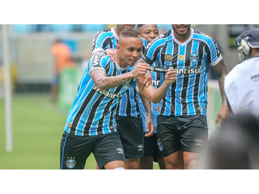 Grêmio goleia o Avenida e fatura a Recopa Gaúcha