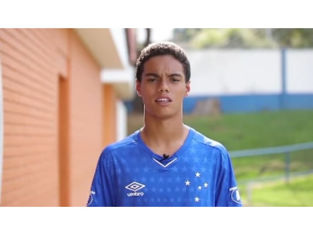 Jogador da base do Cruzeiro, filho de R10 bate bola com o pai no Rio