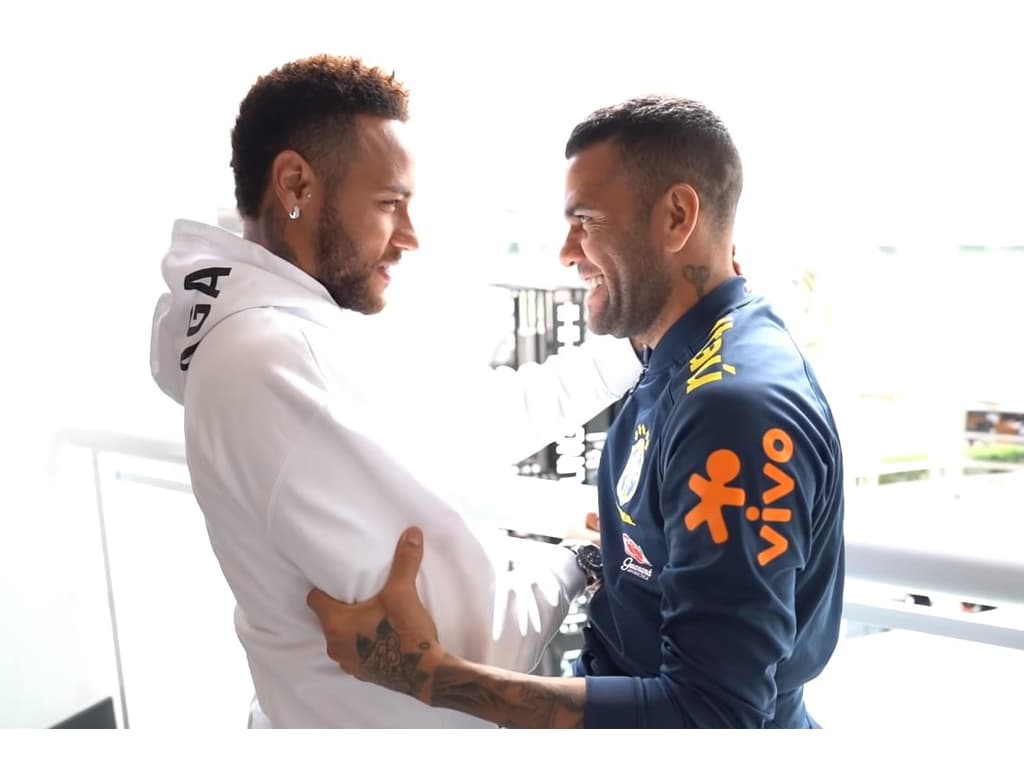 Dani Alves nega preferência por Neymar na cobrança de falta - Lance!