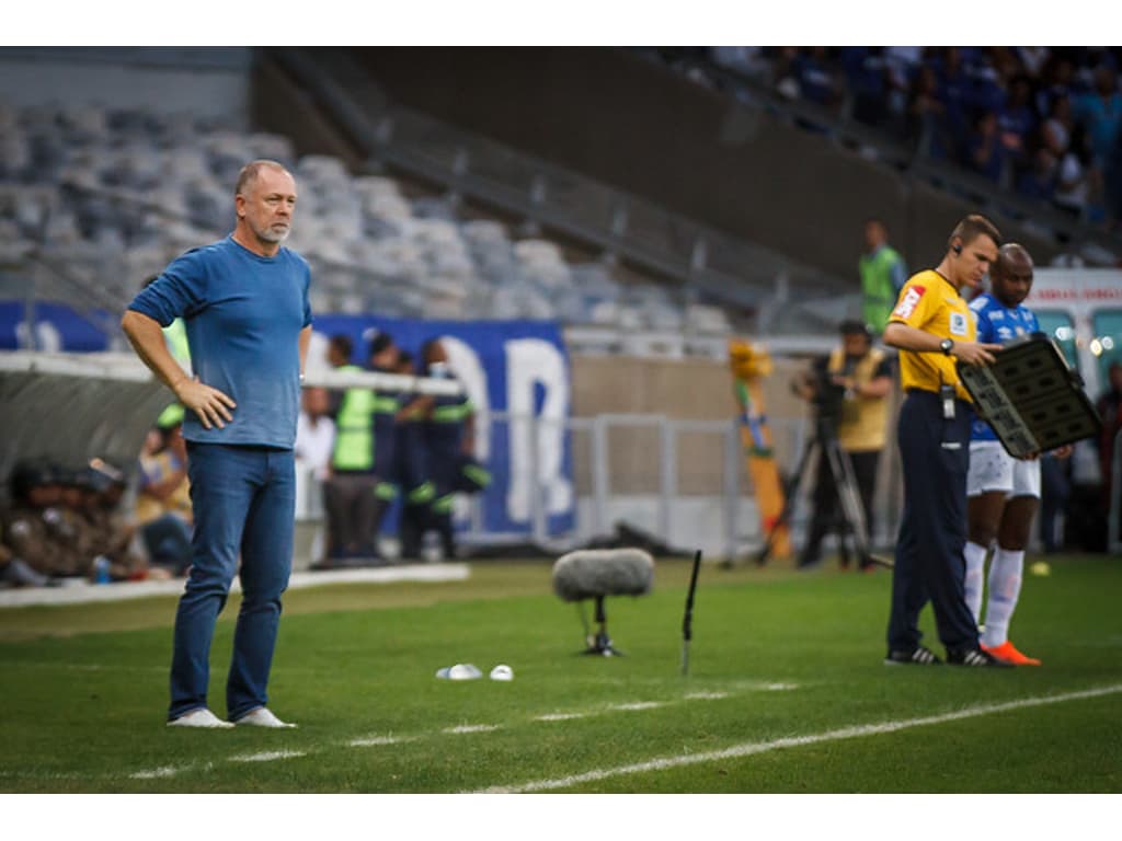 Em jogo de baixo nível técnico, Cruzeiro vence e afunda o Vasco