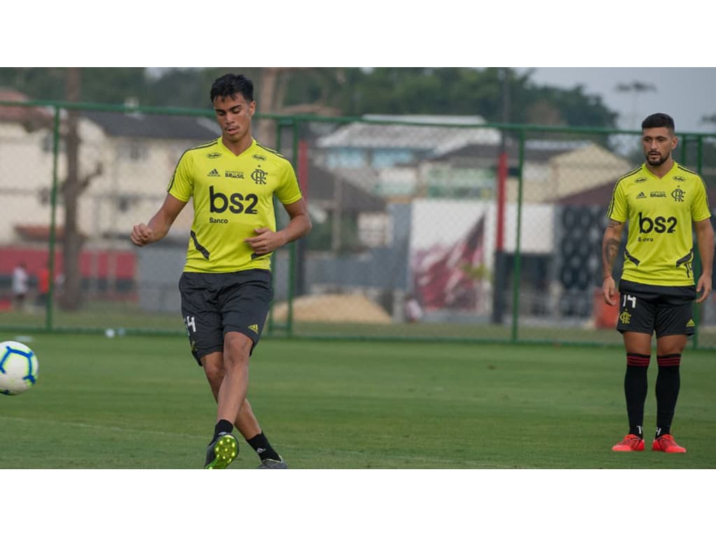 Reiner é liberado pelo STJD e reforça o Flamengo contra o Avaí em Brasília