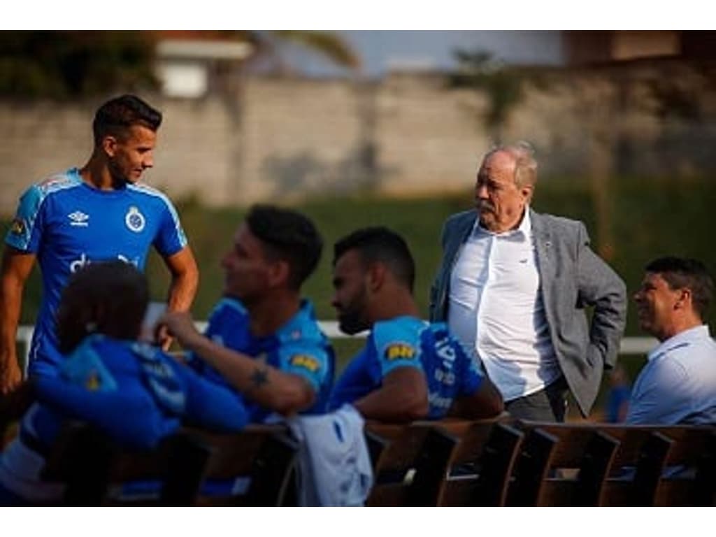 A Gazeta  Cruzeiro rescinde com Judivan e explica situação de Angulo no  clube