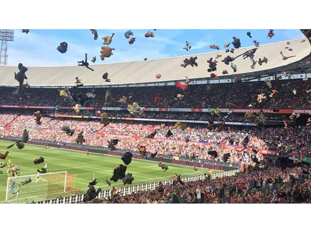 Torcedores holandeses fazem chover bichinhos de pelúcia para crianças  doentes durante jogo de futebol