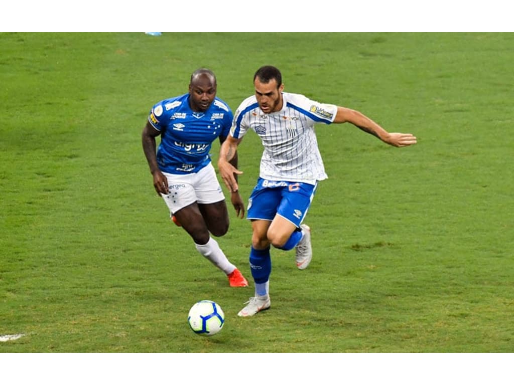 Luta contra o Z-4: Cruzeiro e Vasco empatam em jogo sem torcida