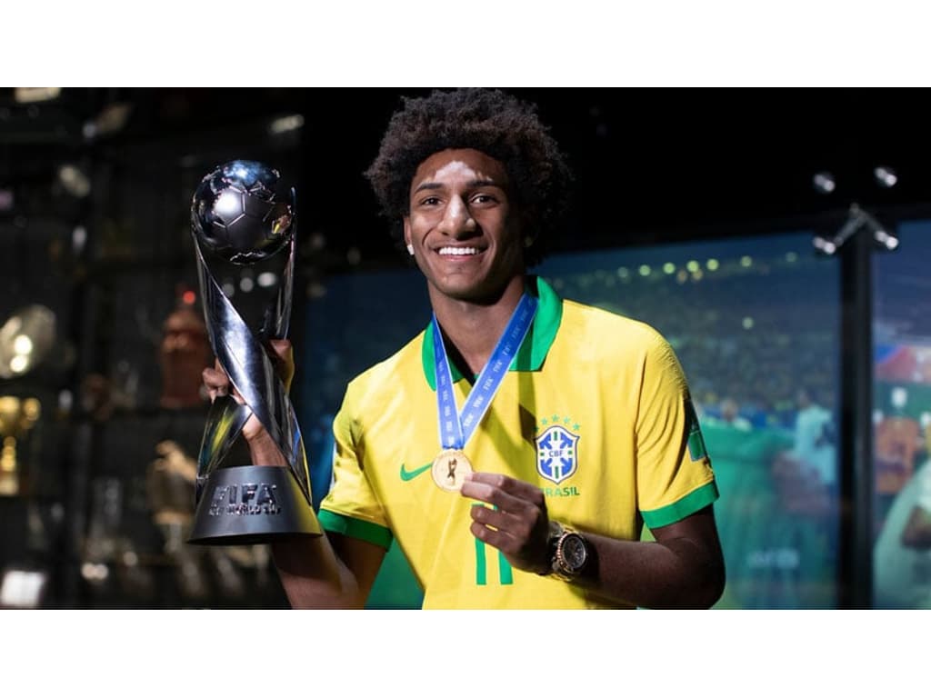 Talles recebe medalha de campeão do Mundial Sub-17 na sede da CBF