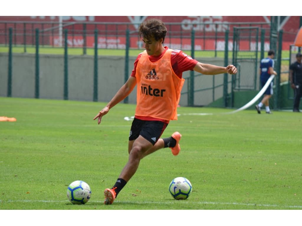 Grêmio treina e viaja à tarde para São Paulo