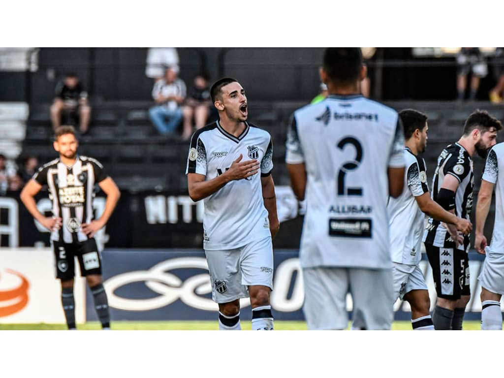 E agora, Inter? Thiago Galhardo assiste a jogo do Ceará ao lado do  presidente do clube - Lance!