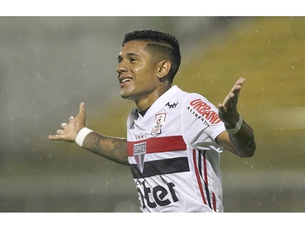 São Paulo negocia com Colmán, atacante do Nacional do Paraguai - Lance!
