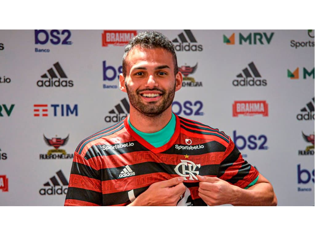Thiago Maia escolhe música no Flamengo e avisa: 'Bola passa, jogador, não