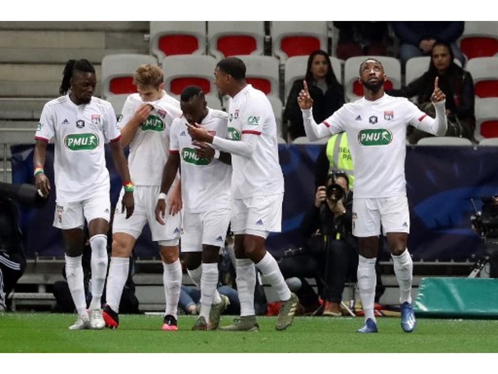 Lyon, defensor do título, avança às quartas de final da Champions