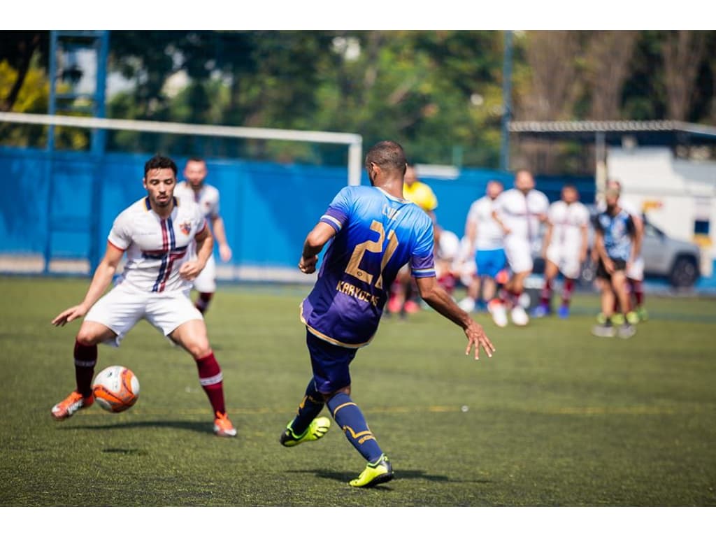 Jogadores de futebol em ação. bola de futebol no campo central. dois  jogadores de futebol no estádio em movimento. estádio