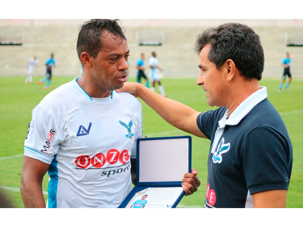 Campina Grande, Brazil. 15th Mar, 2020. Marcelinho Paraíba receives tribute  from coach Eudes Pedro after being replaced during a game between Perilima  and Centro Sportivo Paraibano (CSP), held this Sunday afternoon (15)