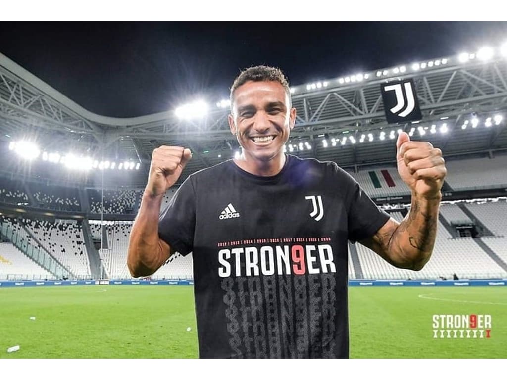 Lateral Danilo festeja conquista na Juve e soma 21 títulos na carreira