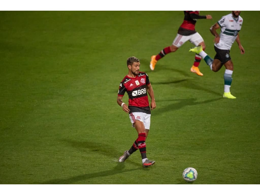 Flamengo vai à Europa para fechar a contratação do lateral-direito Isla -  Lance!