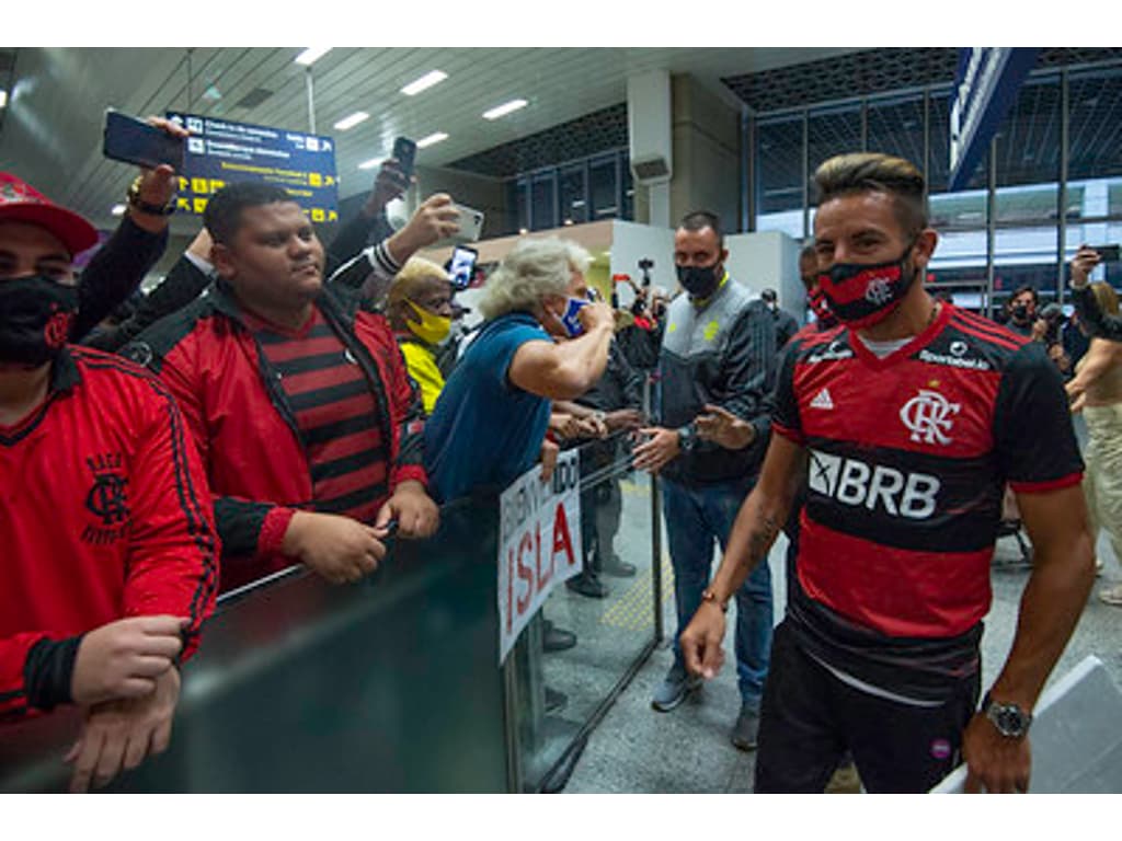 Isla chega ao Rio e é recebido pela torcida do Flamengo