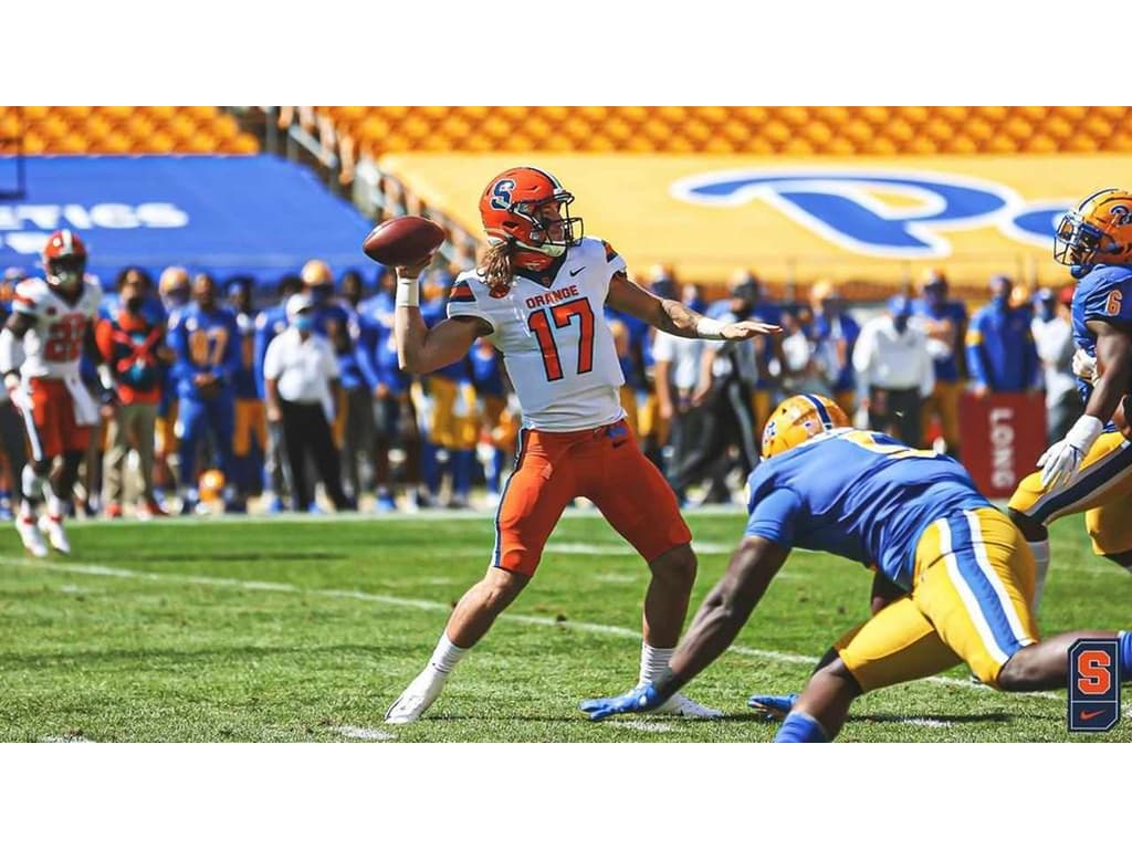 Quarterback de Syracuse supera câncer e volta a campo marcando