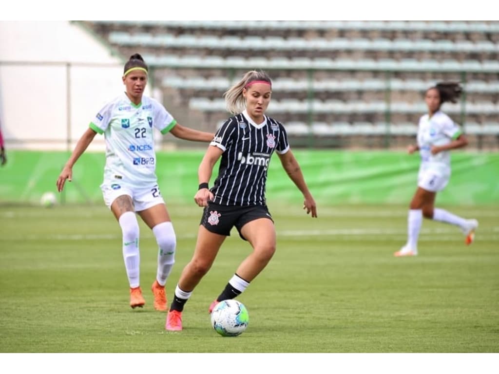 Corinthians goleia a Portuguesa na Fazendinha e assume a liderança