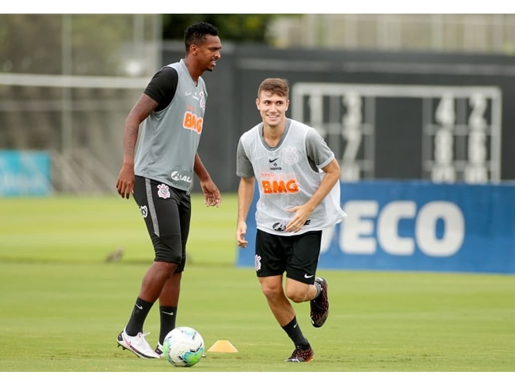 Lucas Piton faz primeiro treino com o elenco do Corinthians após