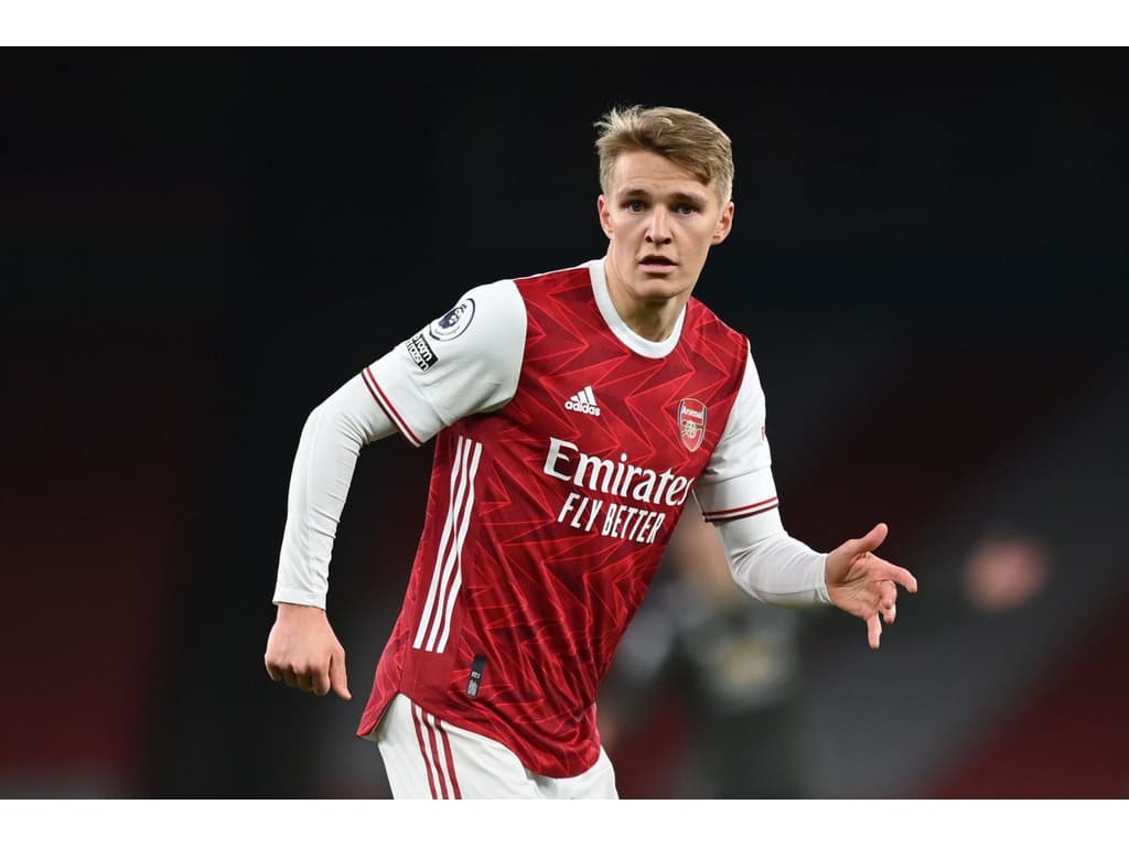 A luta pelo título não morre e Odegaard não a mata: Arsenal vence