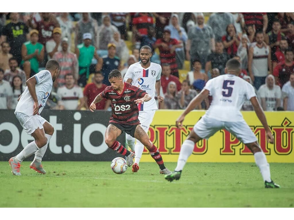 Isla admite erros defensivos, mas exalta título pelo Flamengo