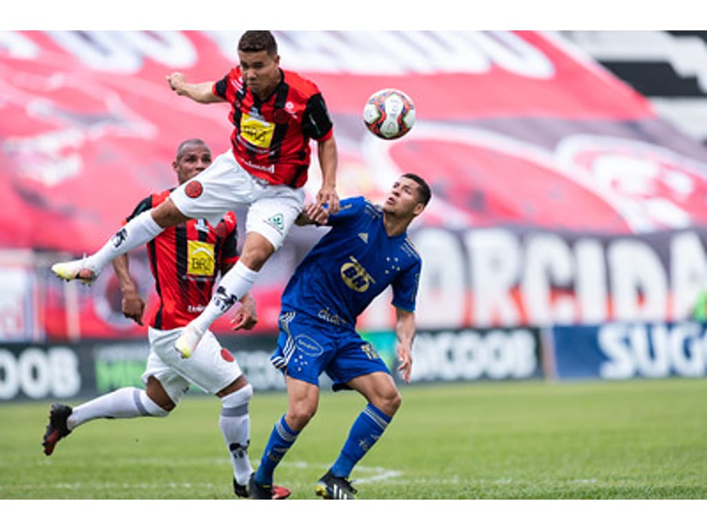 Cruzeiro joga mal, perde para o Pouso Alegre e aumenta sequência negativa  no Mineiro - Lance!