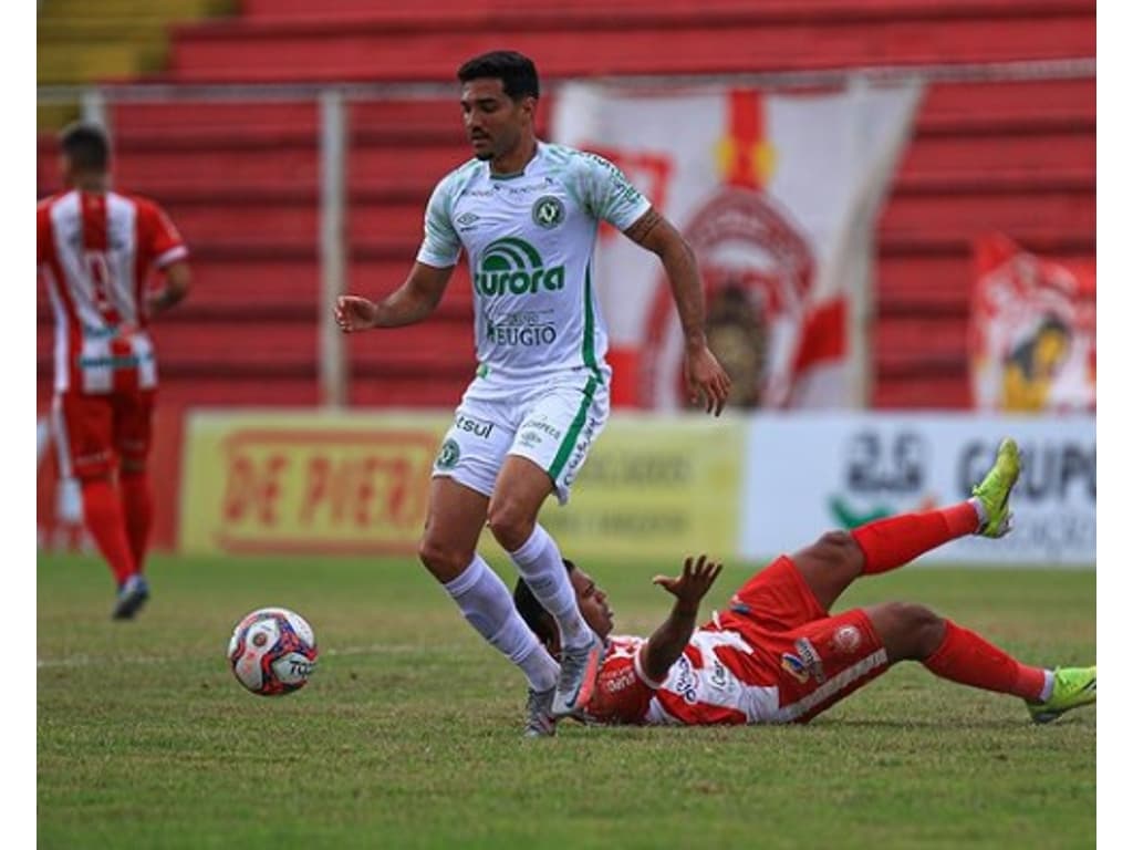 Cesco mira primeiro jogo no profissional da Chape: 'Meu sonho é estrear' -  Lance!