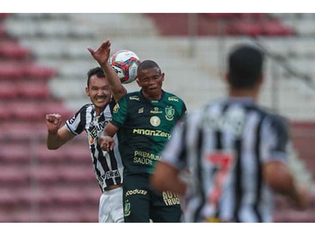 Com um a menos, Atlético-MG segura empate com Inter