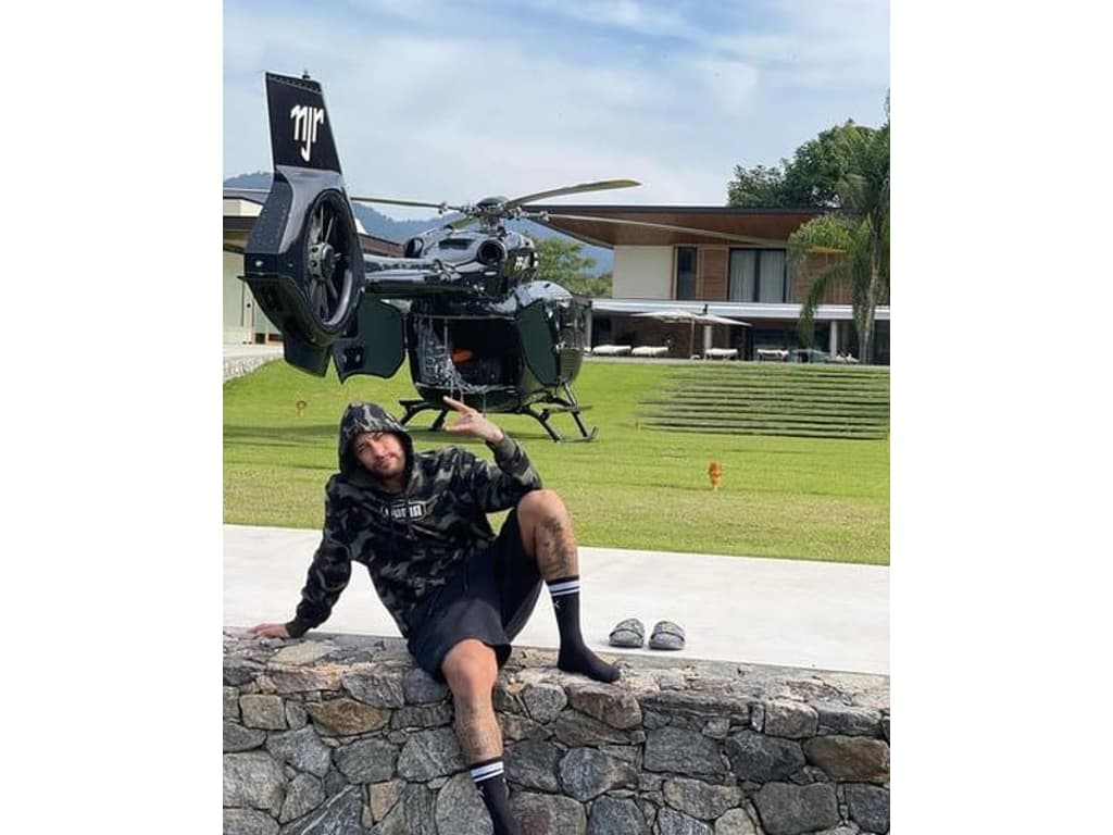 Neymar posa em mansão ao lado de helicóptero de R$ 50 milhões