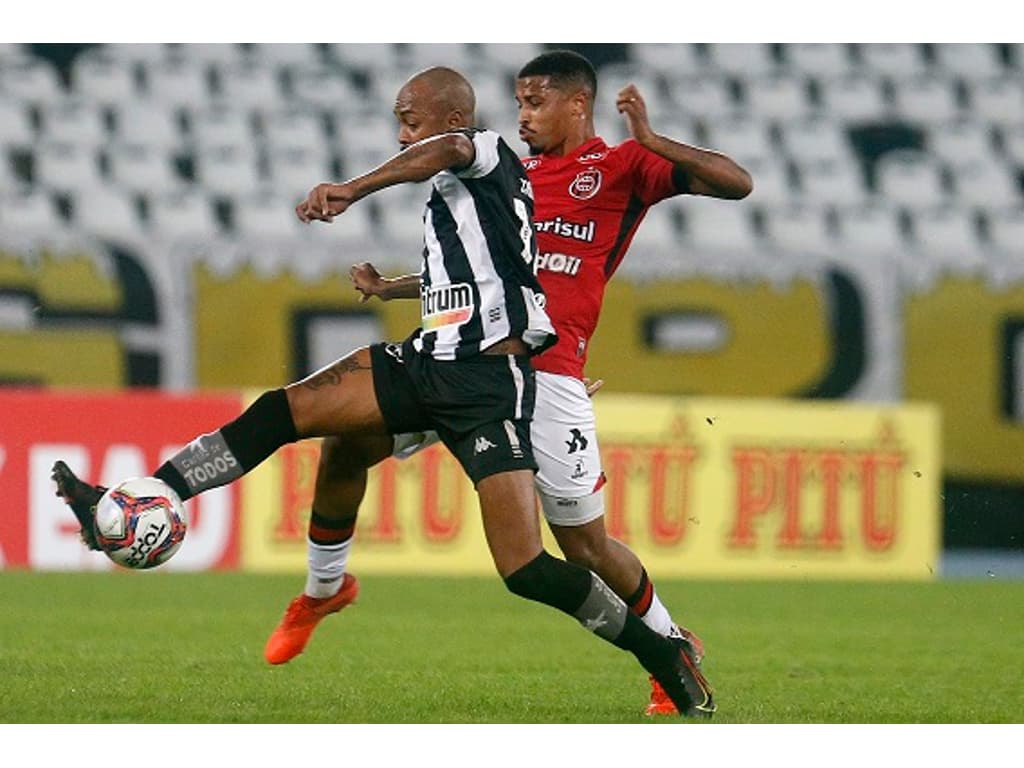 Jogadores do Botafogo ficam na bronca com árbitro por encerrar jogo antes  de falta e geram confusão; veja! - Lance!